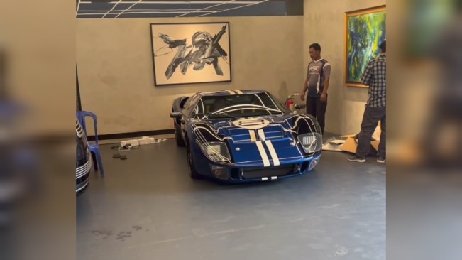 Mobil mewah yang dipamerkan Ahmad Sahroni. [Instagram]
